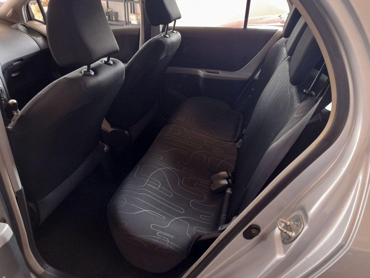 Toyota Yaris 1.0 5 porte Now (6)