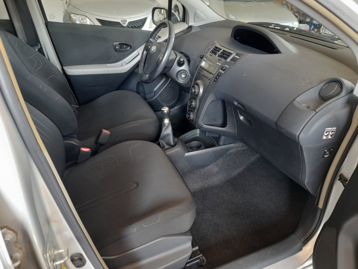 Toyota Yaris 1.0 5 porte Now (8)