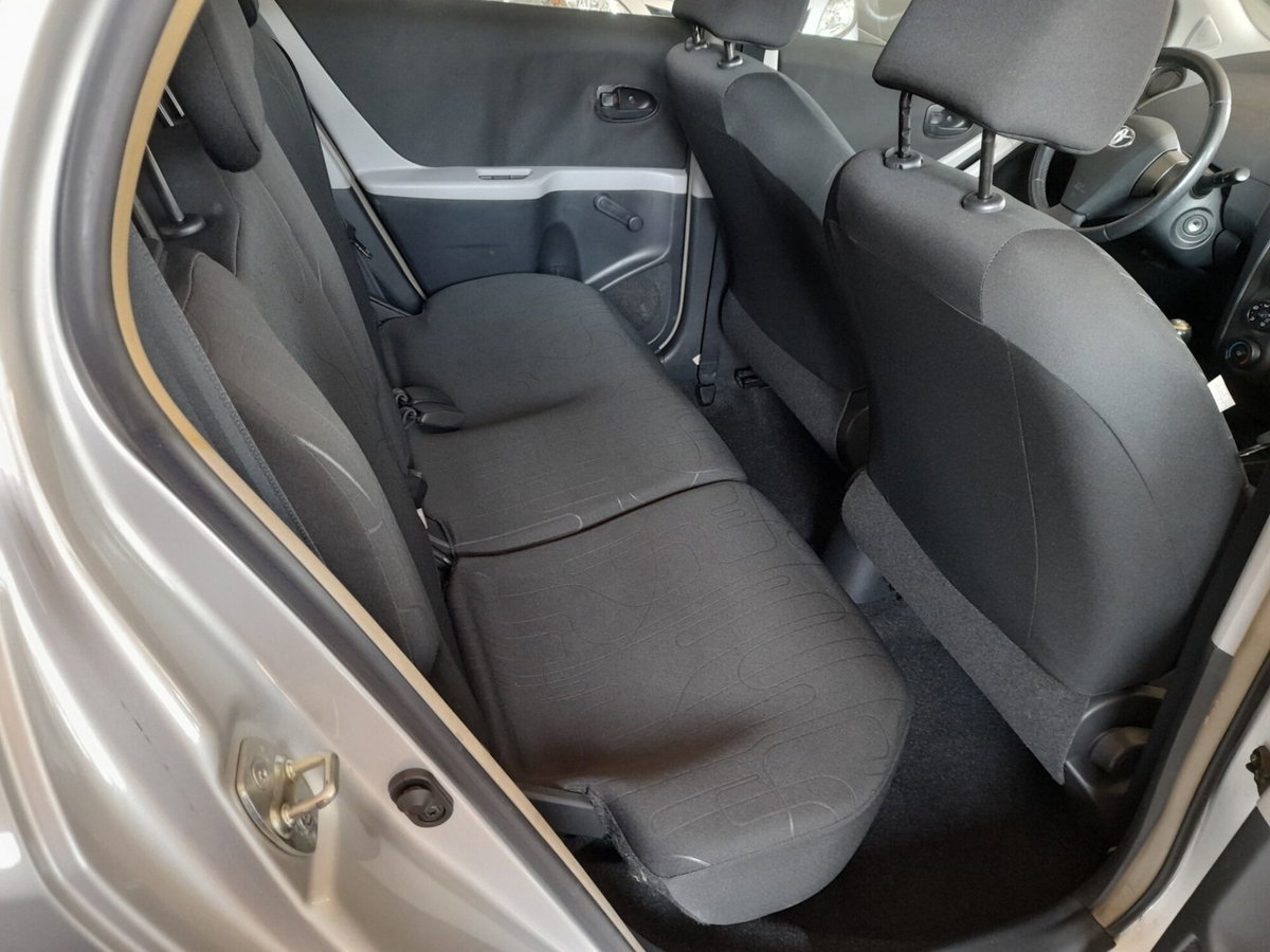 Toyota Yaris 1.0 5 porte Now (9)