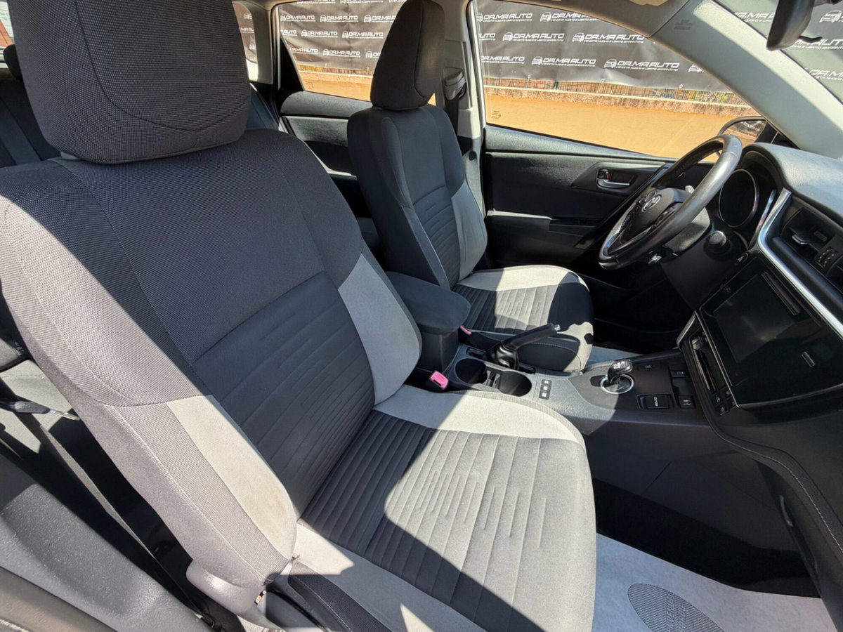 Toyota Auris 1.8 Hybrid Business Pack (14)