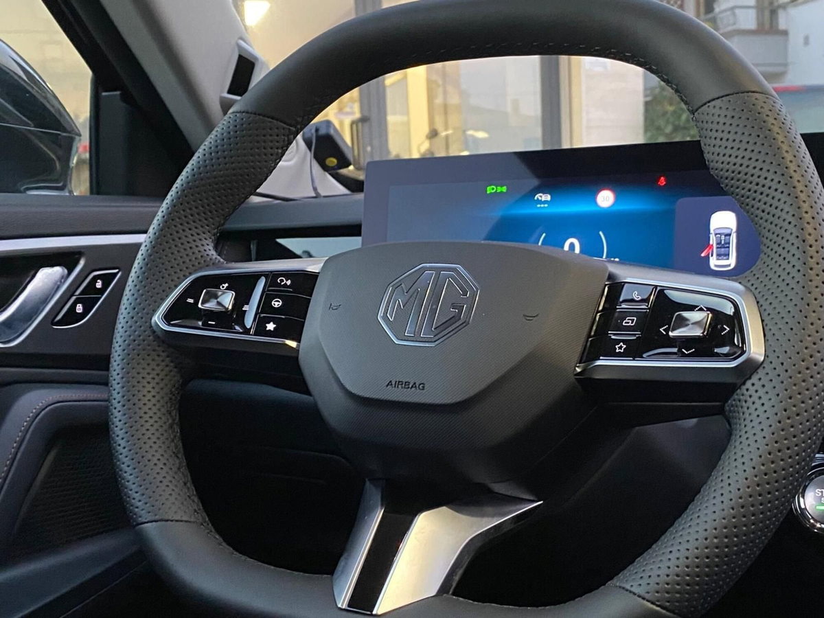 Mg HS 1.5 Luxury auto (15)