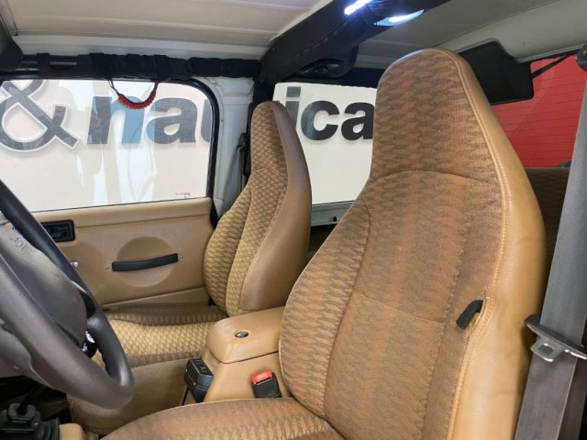 Jeep Wrangler 2.5 cat Soft top (EU) (17)