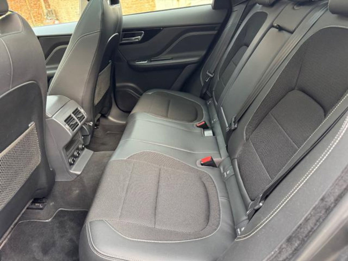 Jaguar F-Pace 2.0 D 180 CV aut. R-Sport (9)