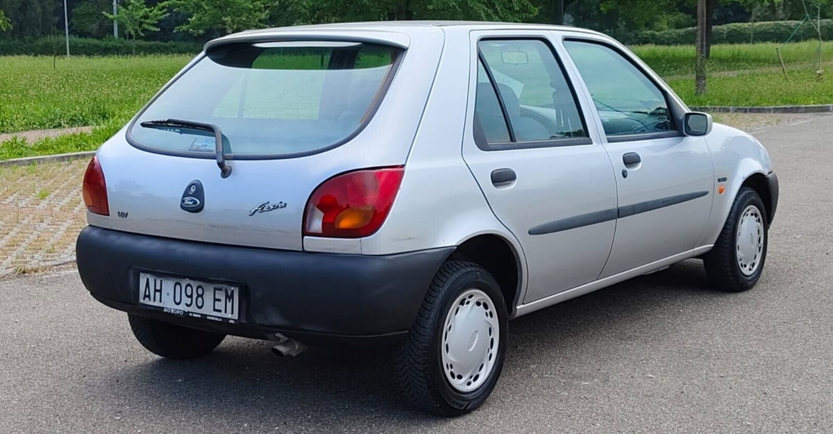 Ford Fiesta 1.2i 16V cat 5 porte Ghia (10)