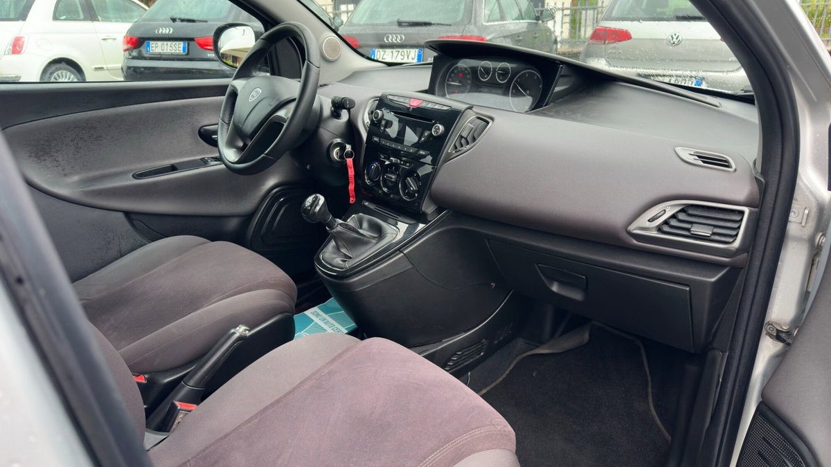 Lancia Ypsilon 1.3 MJT 16V 95 CV 5 porte S&S Silver (12)