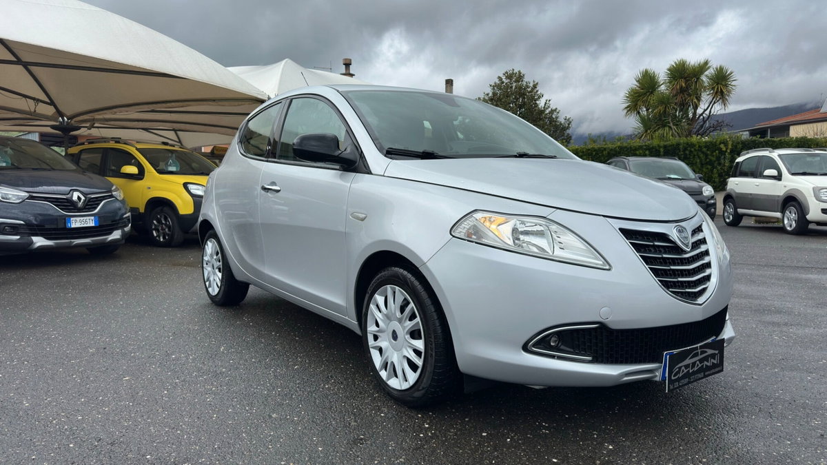 Lancia Ypsilon 1.3 MJT 16V 95 CV 5 porte S&S Silver (2)