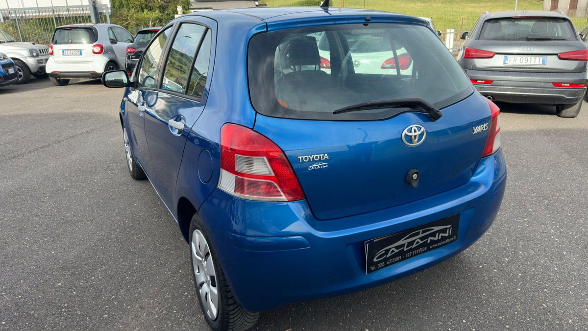 Toyota Yaris 1.0 5 porte (4)