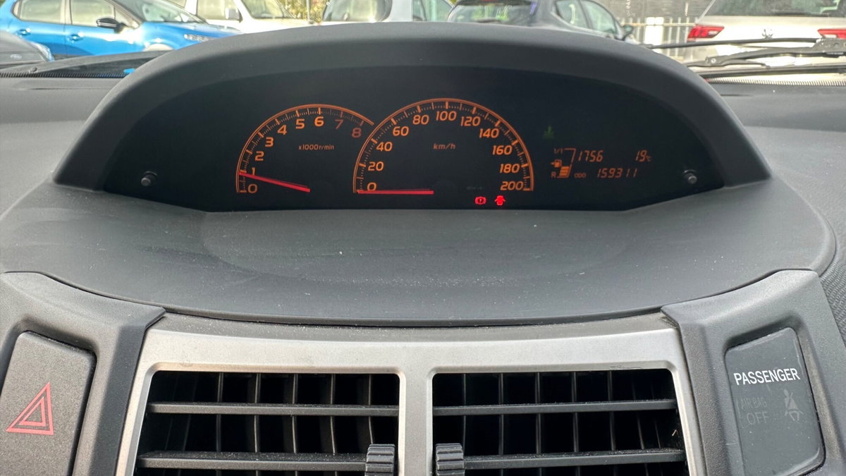 Toyota Yaris 1.0 5 porte (8)
