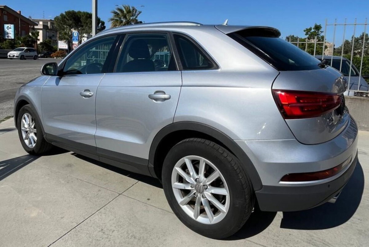 Audi Q3 2.0 TDI 120 CV Business (2)