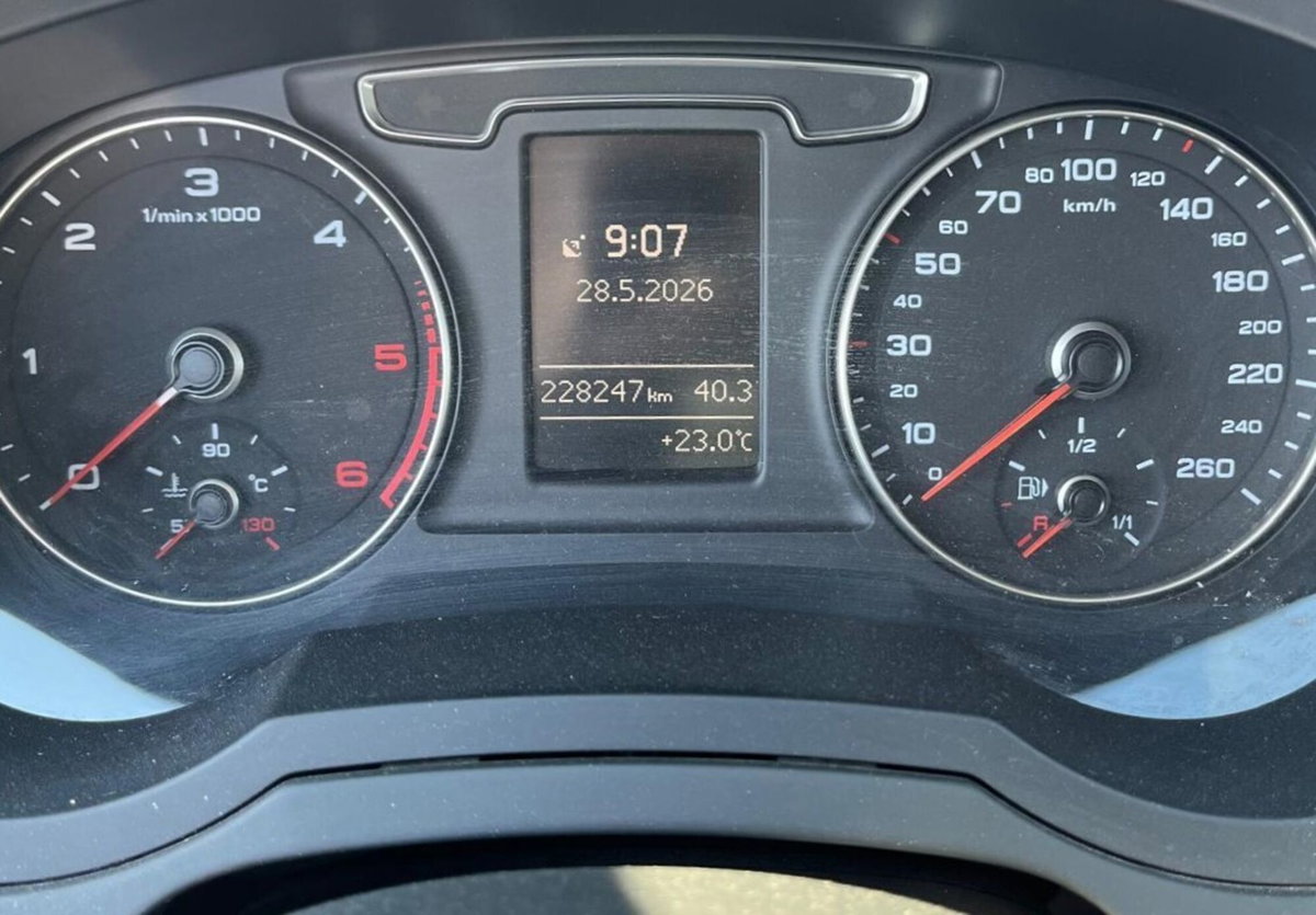 Audi Q3 2.0 TDI 120 CV Business (9)