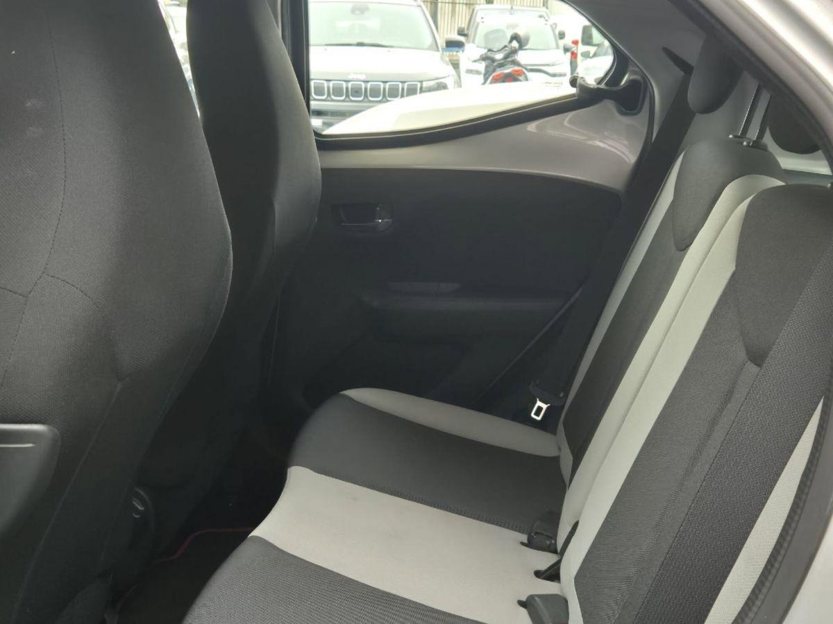 Toyota Aygo 1.0 VVT-i 69 CV 5 porte x-play TSS (16)
