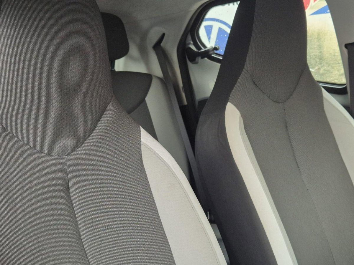 Toyota Aygo 1.0 VVT-i 69 CV 5 porte x-play TSS (17)