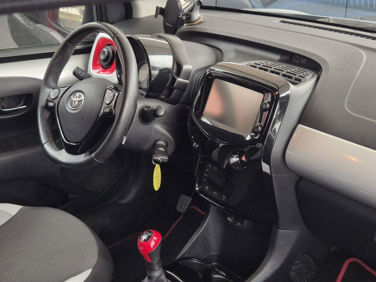 Toyota Aygo 1.0 VVT-i 69 CV 5 porte x-play TSS (2)