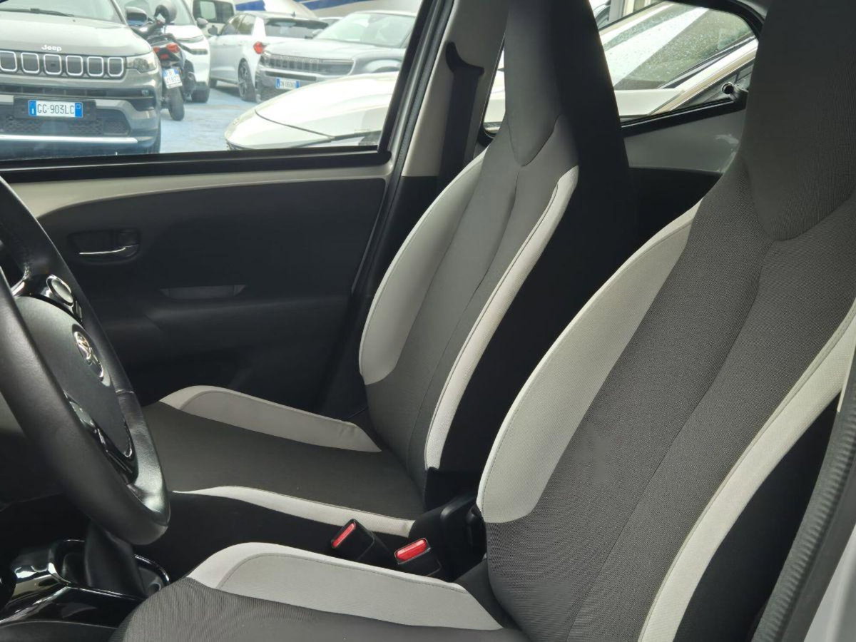 Toyota Aygo 1.0 VVT-i 69 CV 5 porte x-play TSS (8)