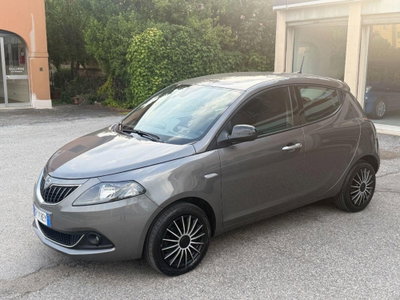 Lancia Ypsilon 1.0 FireFly 5 porte S&S Hybrid Ecochic Silver usata