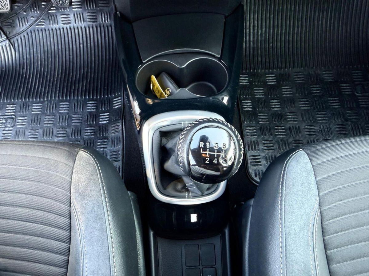 Toyota Yaris D-4D cat 5 porte (19)