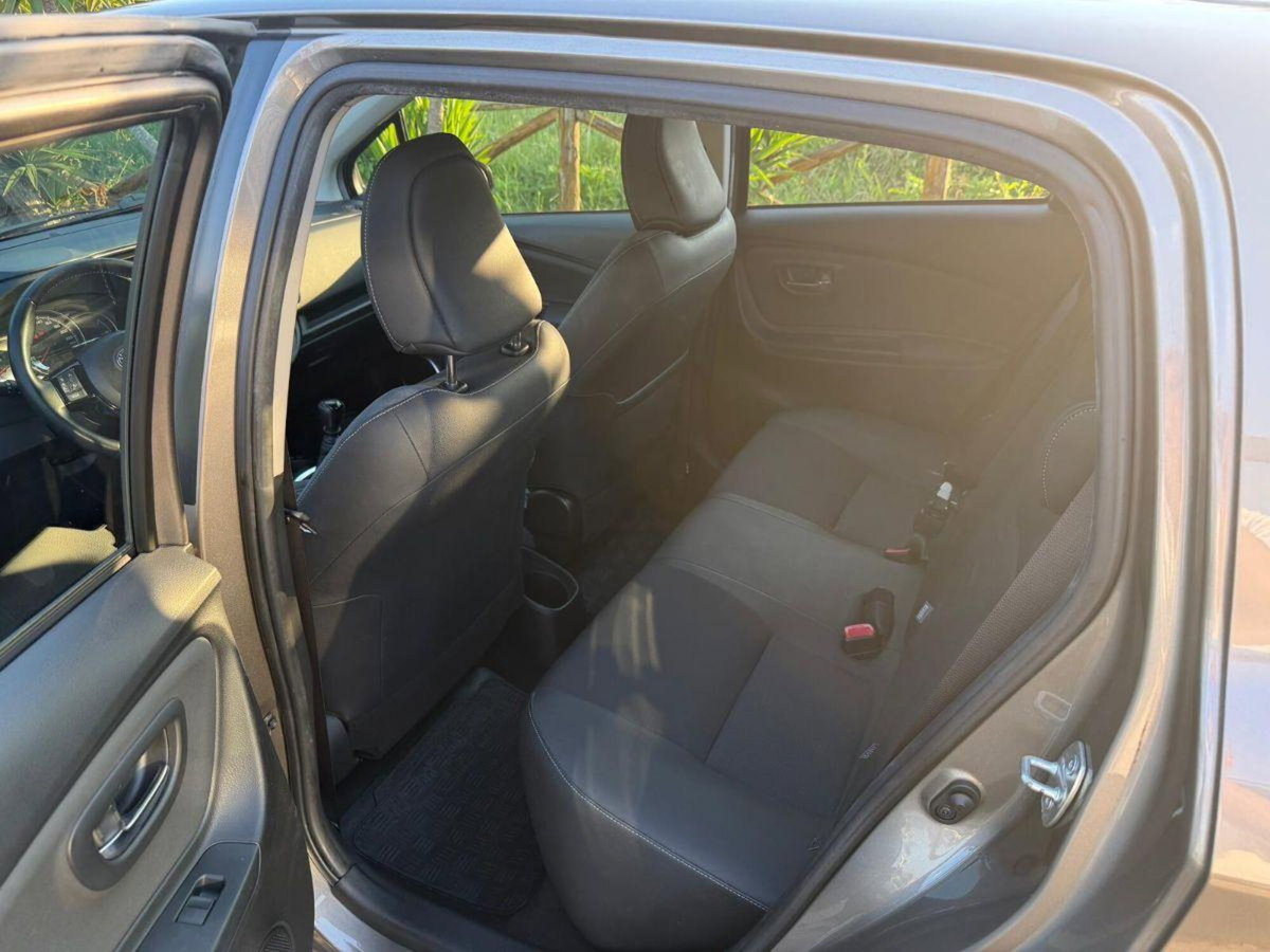 Toyota Yaris D-4D cat 5 porte (8)