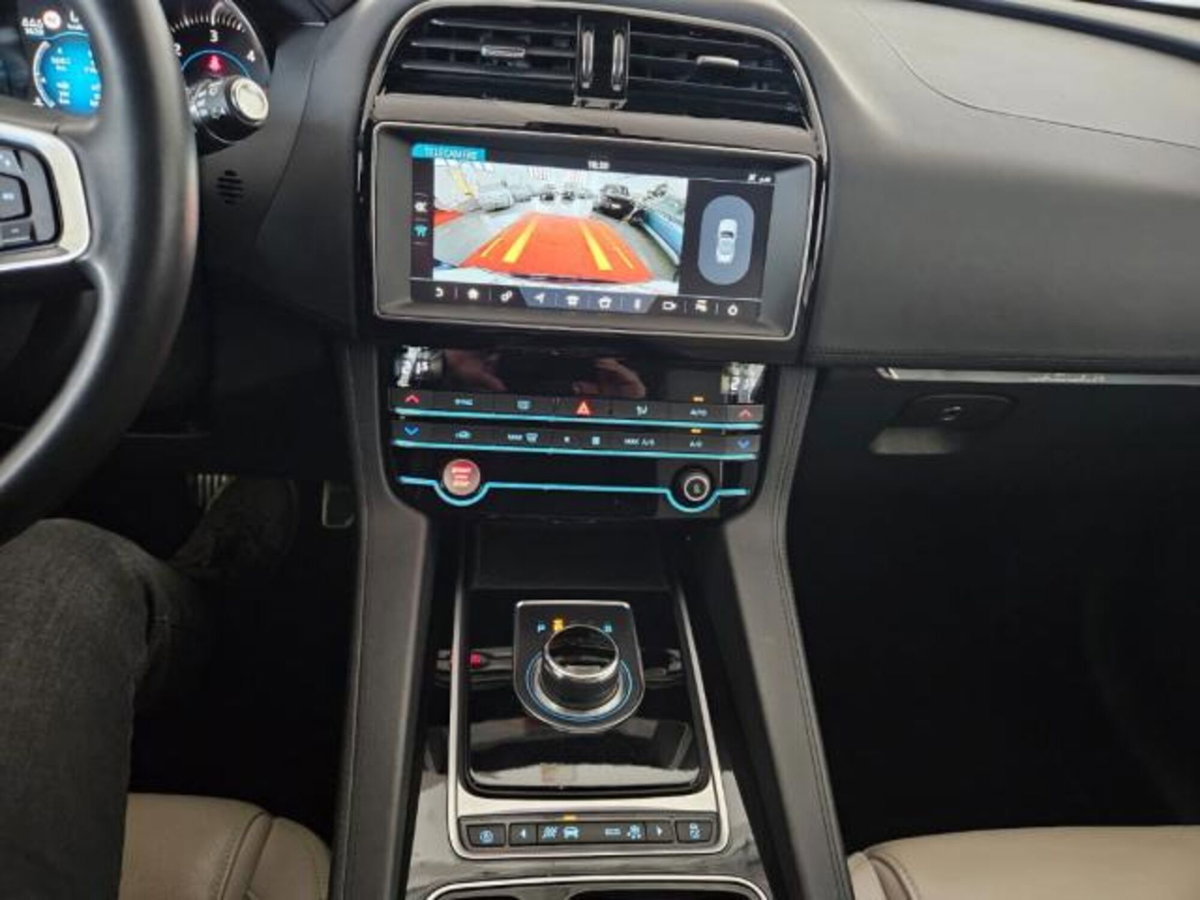 Jaguar F-Pace 2.0 D 180 CV AWD Prestige (10)