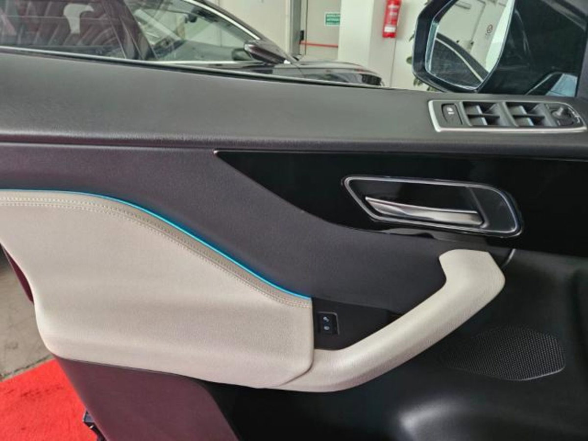 Jaguar F-Pace 2.0 D 180 CV AWD Prestige (13)