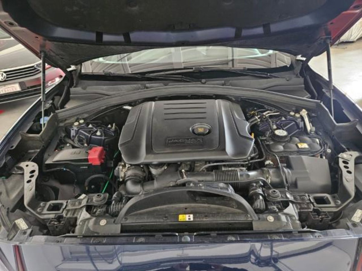 Jaguar F-Pace 2.0 D 180 CV AWD Prestige (18)