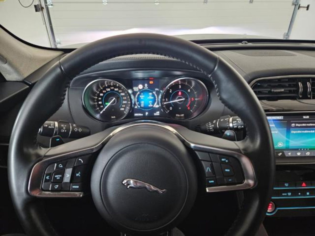 Jaguar F-Pace 2.0 D 180 CV AWD Prestige (8)