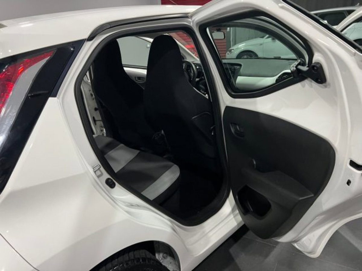 Toyota Aygo 1.0 VVT-i 69 CV 5 porte x-play (11)