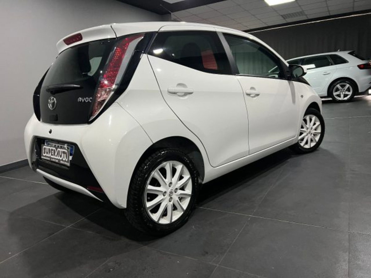 Toyota Aygo 1.0 VVT-i 69 CV 5 porte x-play (3)