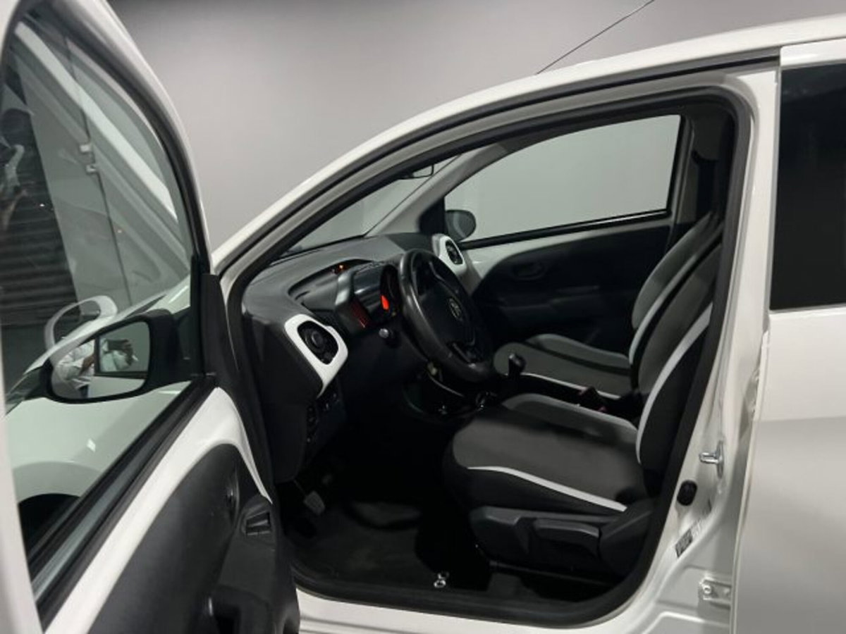 Toyota Aygo 1.0 VVT-i 69 CV 5 porte x-play (6)