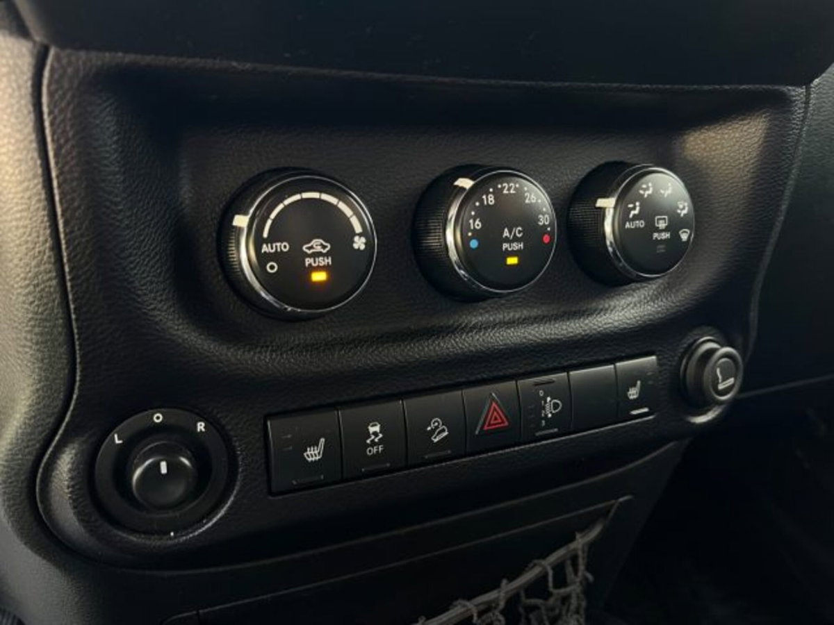 Jeep Wrangler 2.8 CRD DPF Sahara Auto (19)