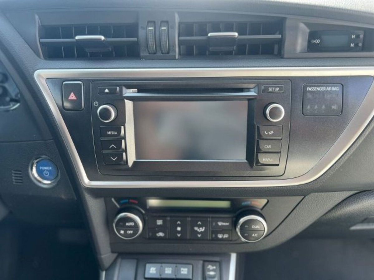 Toyota Auris 1.8 Hybrid Lounge (11)