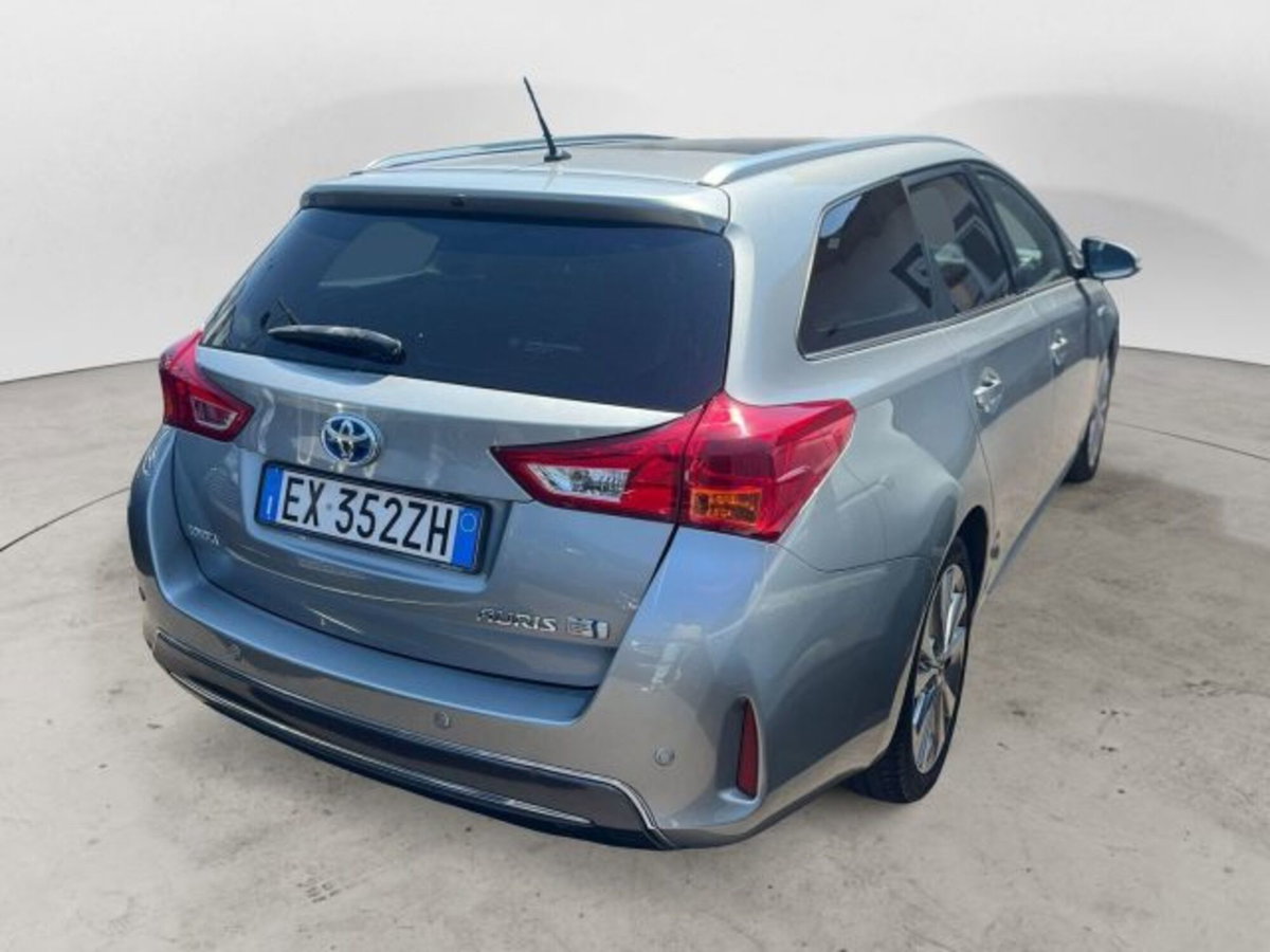 Toyota Auris 1.8 Hybrid Lounge (3)