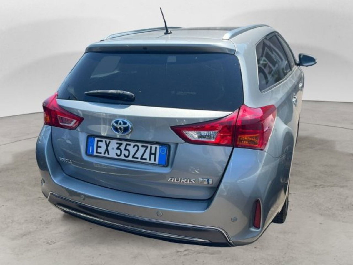 Toyota Auris 1.8 Hybrid Lounge (4)