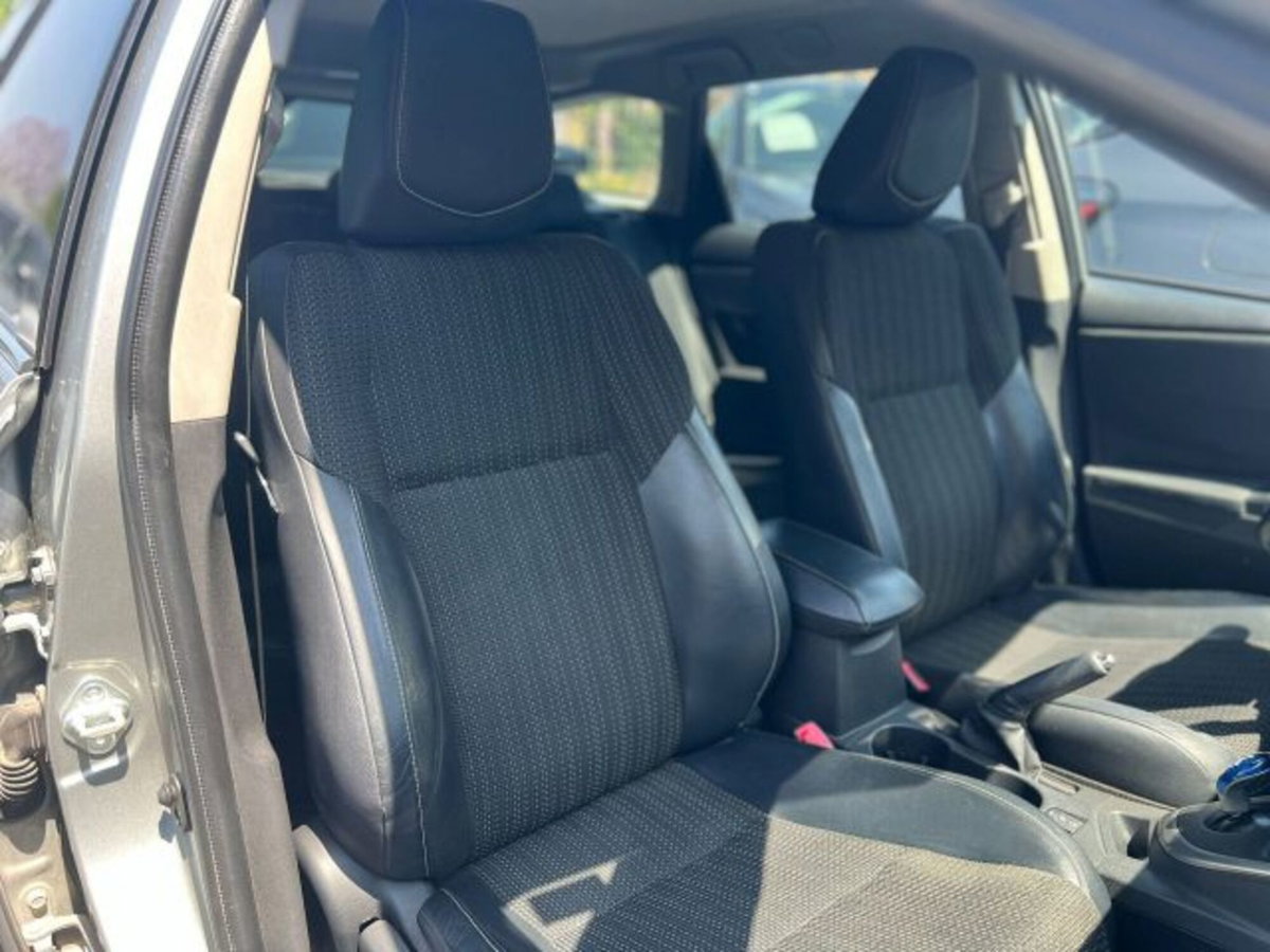 Toyota Auris 1.8 Hybrid Lounge (6)