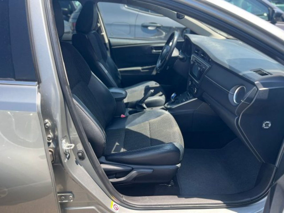 Toyota Auris 1.8 Hybrid Lounge (7)