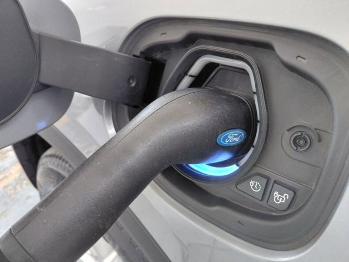 Ford Kuga 2.5 Plug In Hybrid 225 CV CVT 2WD Titanium (3)