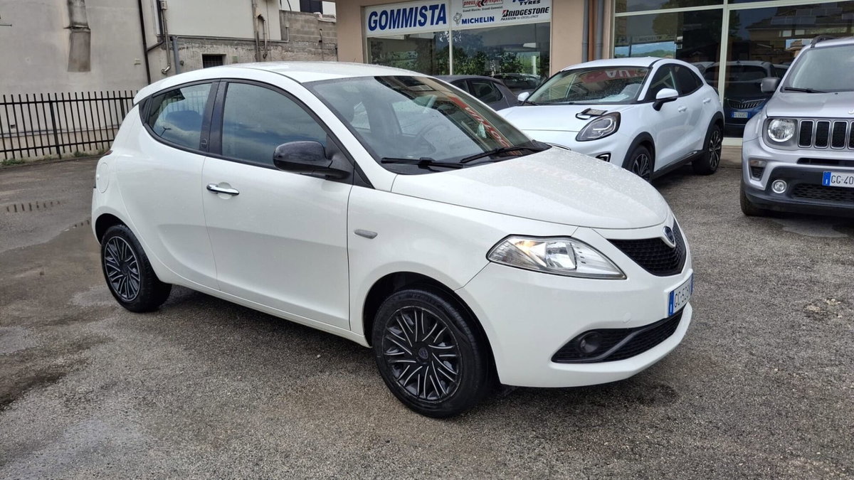 Lancia Ypsilon 1.2 69 CV 5 porte GPL Ecochic Gold (2)