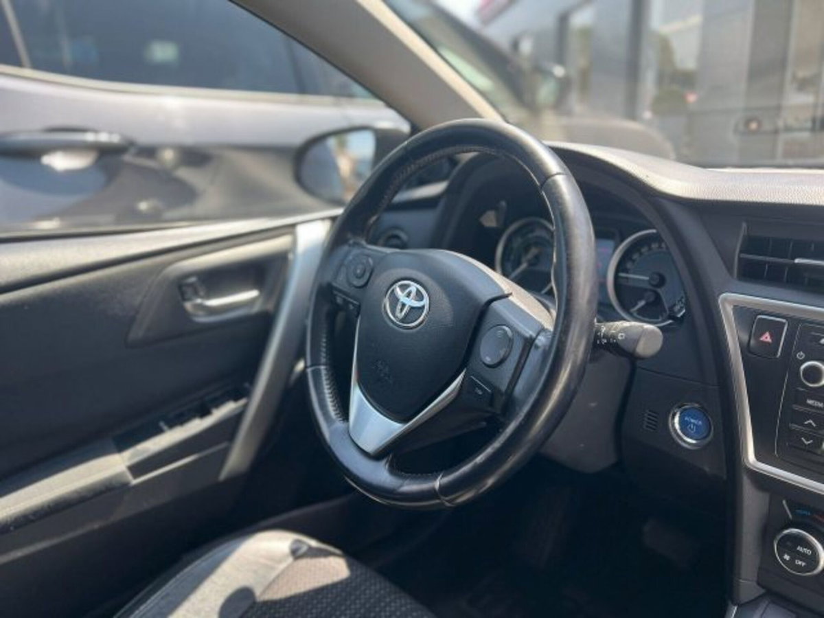 Toyota Auris 1.8 Hybrid Lounge (11)