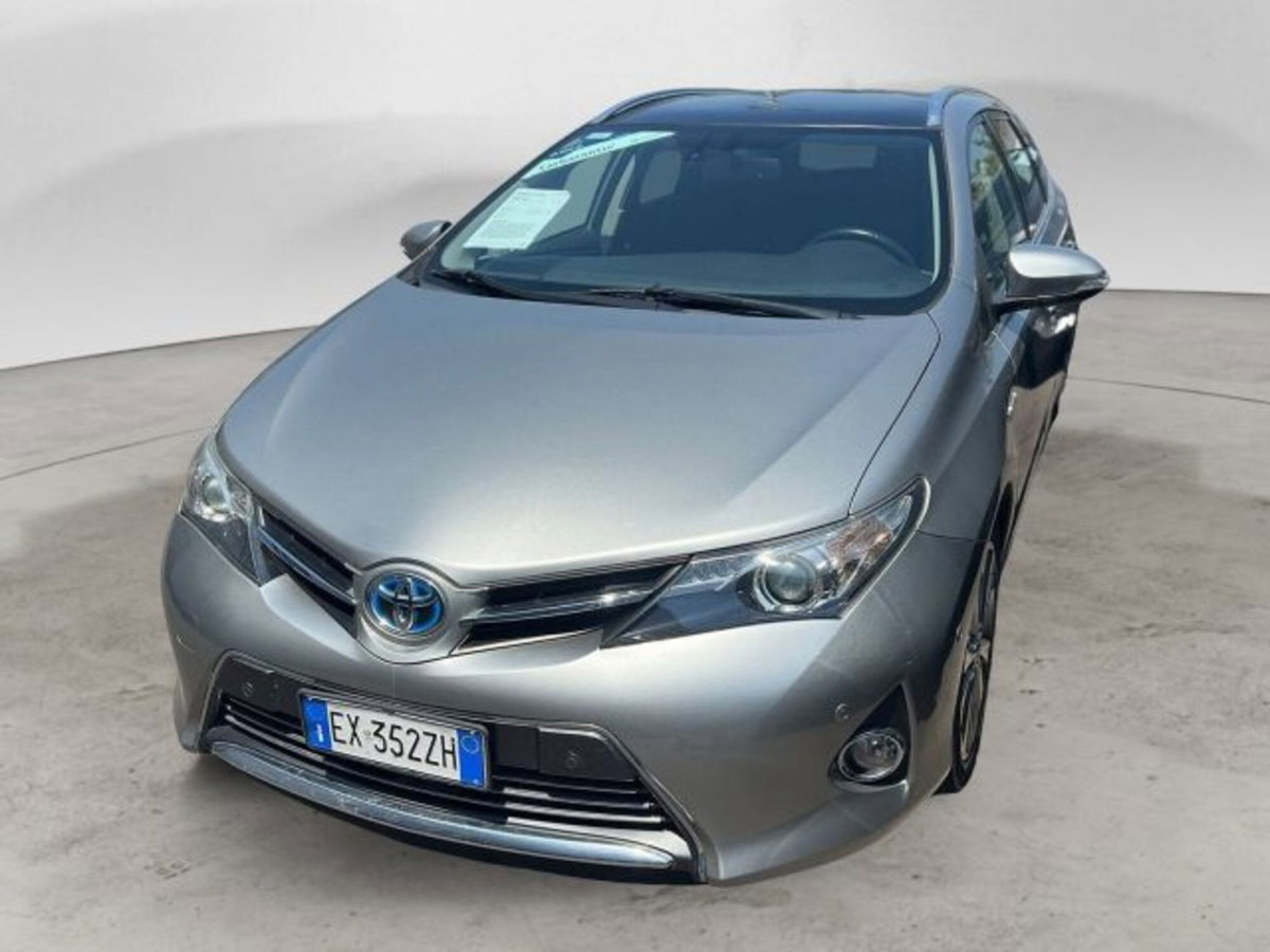 Toyota Auris 1.8 Hybrid Lounge (2)