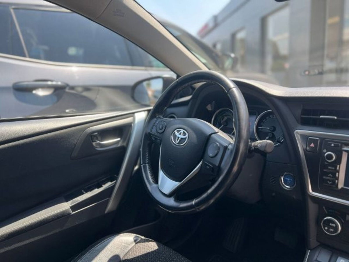 Toyota Auris 1.8 Hybrid Lounge (7)
