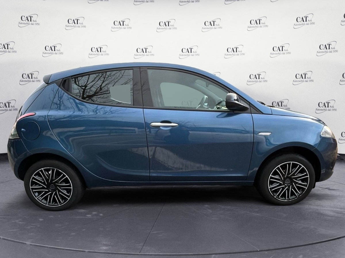 Lancia Ypsilon 1.0 FireFly 5 porte S&S Hybrid Ecochic Silver (4)
