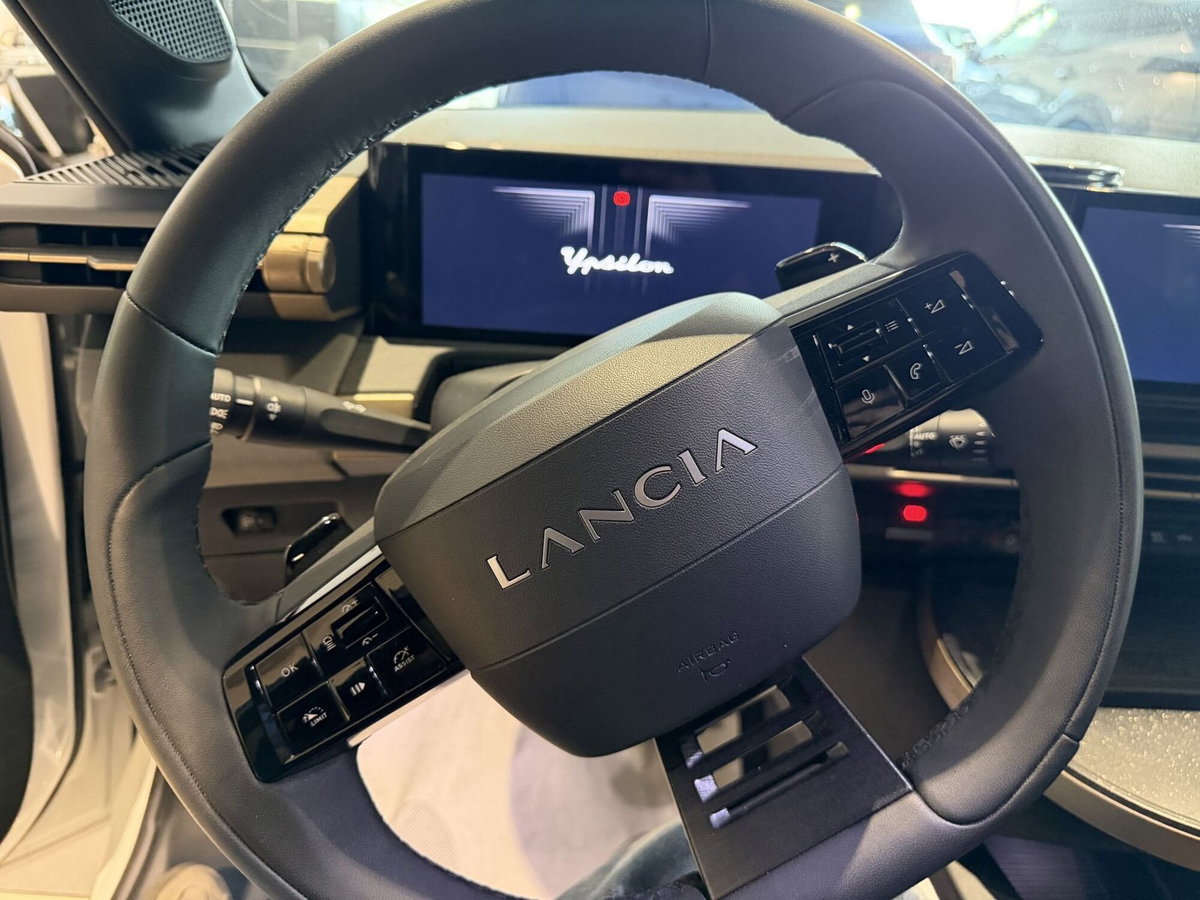 Lancia Ypsilon 1.2 mhev LX 110cv e-dct (8)
