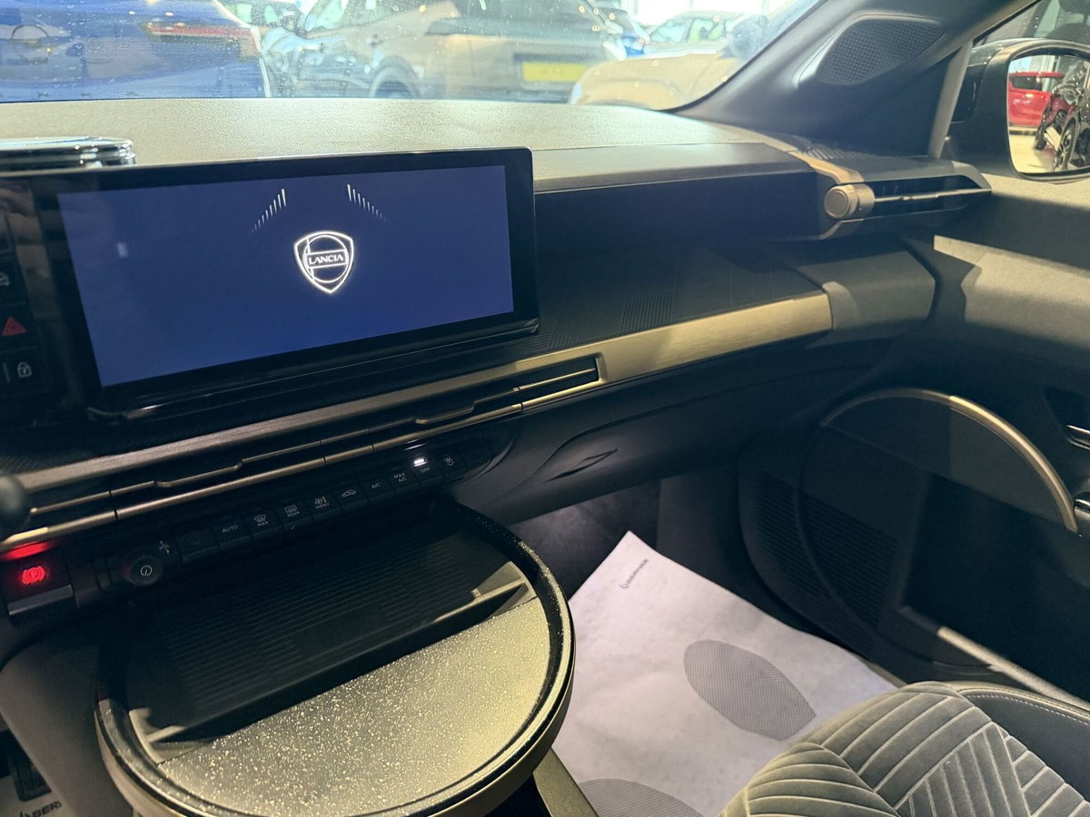 Lancia Ypsilon 1.2 mhev LX 110cv e-dct (9)