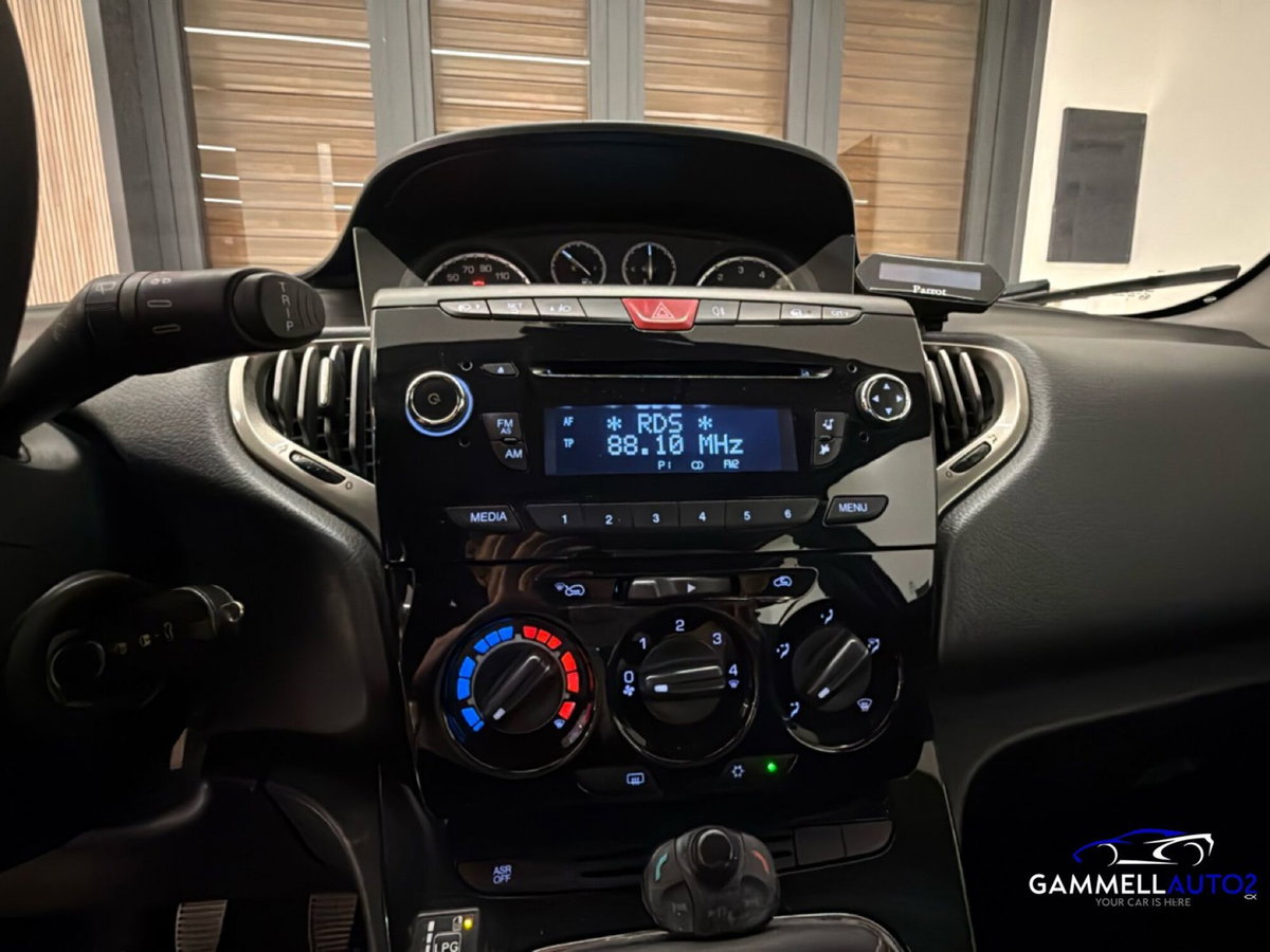 Lancia Ypsilon 1.2 69 CV 5 porte GPL Ecochic Alberta Ferretti (15)