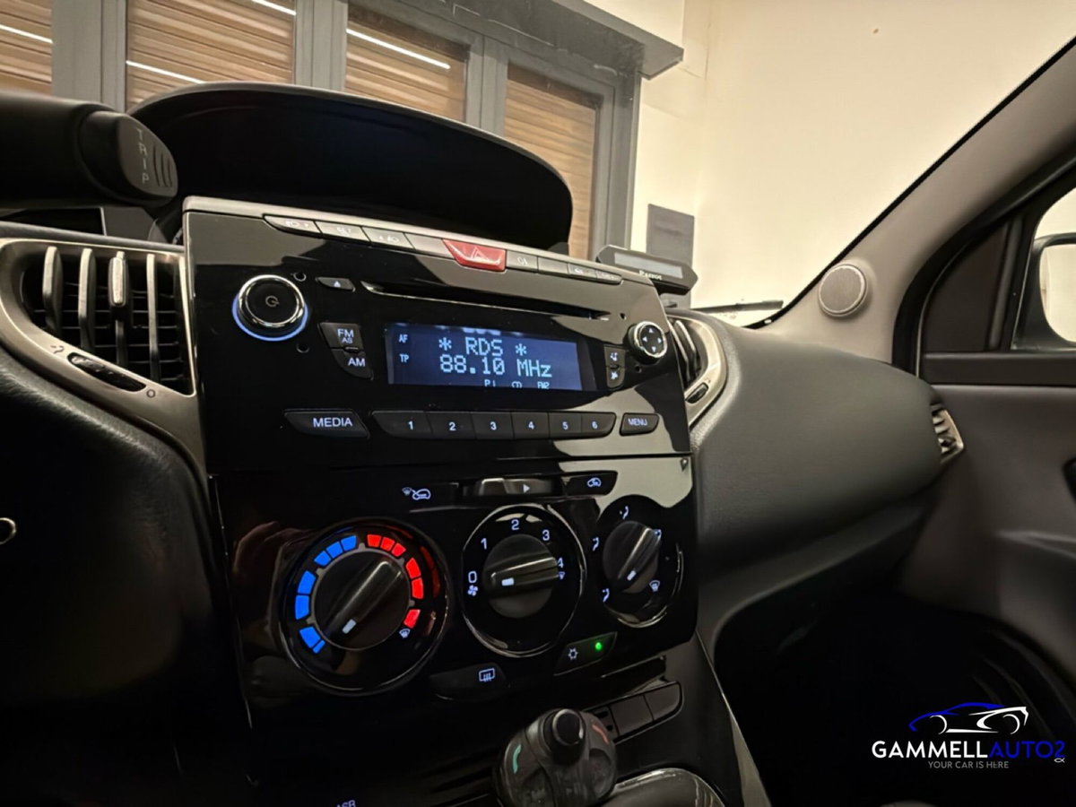 Lancia Ypsilon 1.2 69 CV 5 porte GPL Ecochic Alberta Ferretti (16)