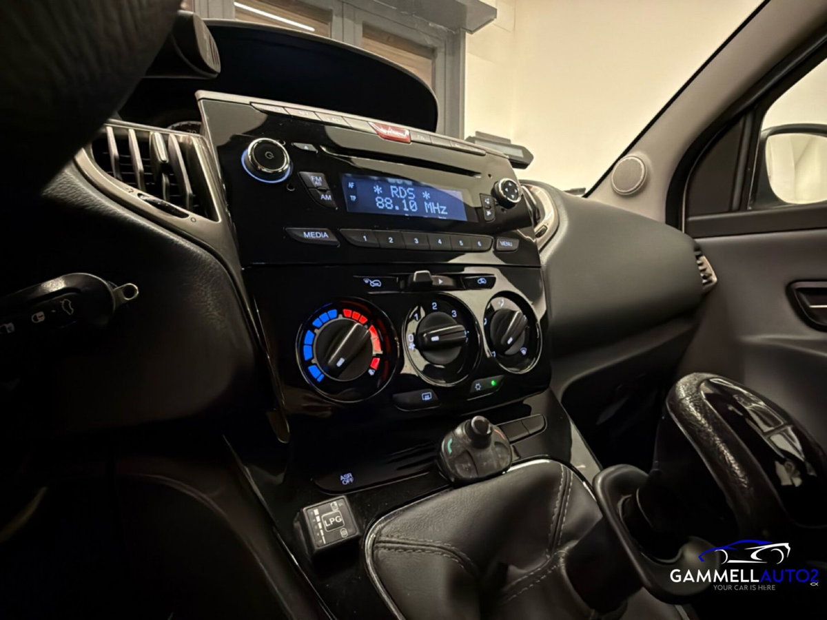 Lancia Ypsilon 1.2 69 CV 5 porte GPL Ecochic Alberta Ferretti (17)