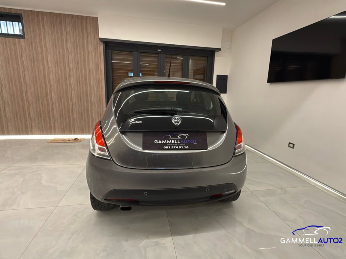 Lancia Ypsilon 1.2 69 CV 5 porte GPL Ecochic Alberta Ferretti (9)