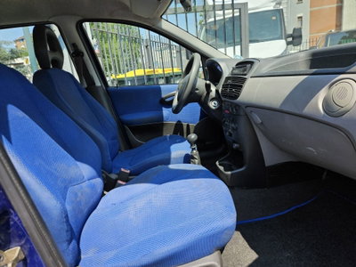 Fiat Punto 1.2i cat 5 porte ELX (10)