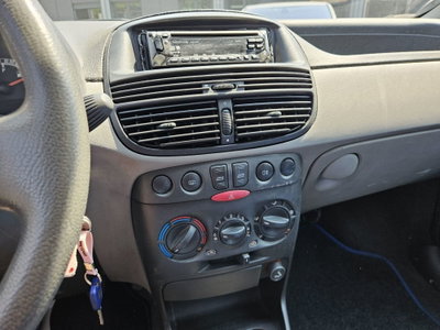 Fiat Punto 1.2i cat 5 porte ELX (12)
