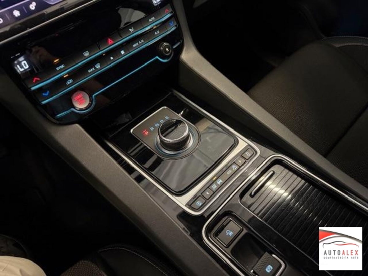 Jaguar F-Pace 2.0 D 180 CV AWD R-Sport (10)