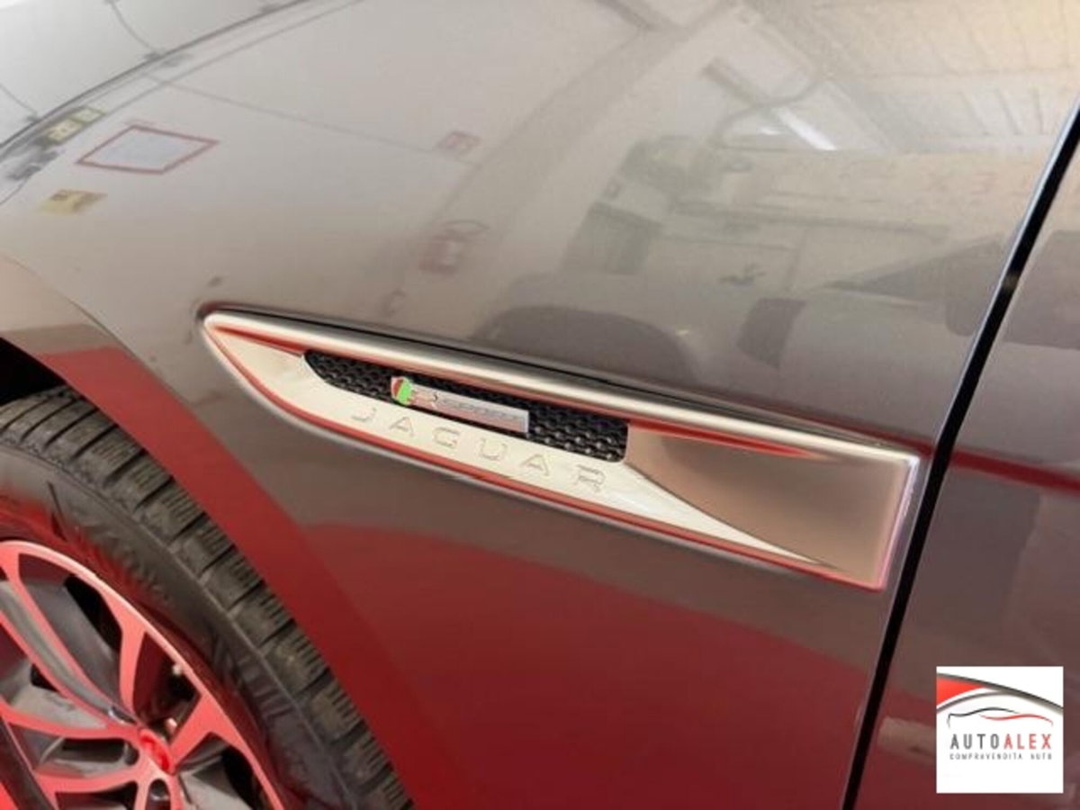 Jaguar F-Pace 2.0 D 180 CV AWD R-Sport (14)